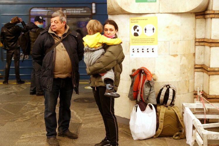 Dân Ukraine đổ xô rút tiền, trú ẩn dưới ga tàu