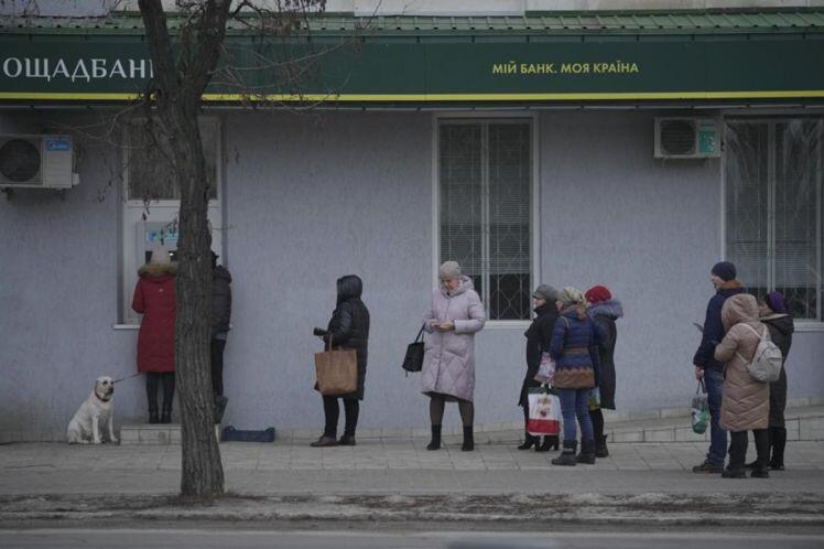 Dân Ukraine đổ xô rút tiền, trú ẩn dưới ga tàu
