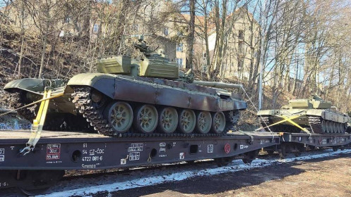 Nước NATO đầu tiên cấp xe tăng cho Ukraine
