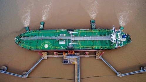 Hàng loạt tàu dầu mắc kẹt ngoài khơi Trung Quốc