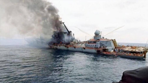 Xuất hiện những hình ảnh đầu tiên về đám cháy trên tuần dương hạm tên lửa Moskva