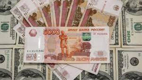 Giá ruble tăng vọt vì Nga trả nợ bằng USD