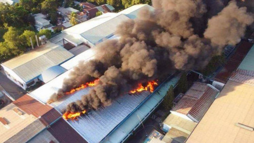 Cháy lớn ở công ty sản xuất giày