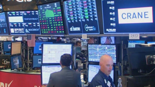 Dow Jones cắm đầu hơn 600 điểm, VNIndex đi về đâu?