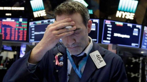 Mất đà phục hồi, Dow Jones sụt gần 500 điểm