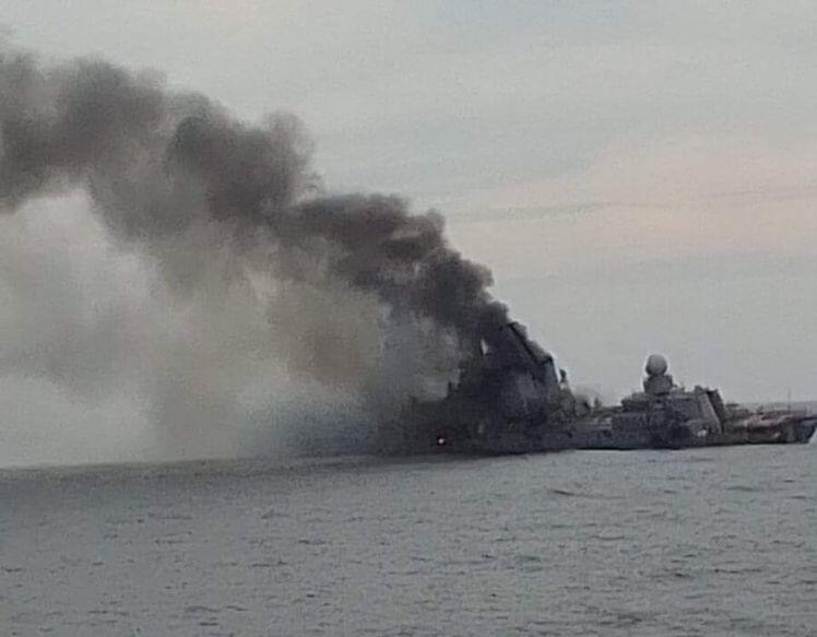 Xuất hiện những hình ảnh đầu tiên về đám cháy trên tuần dương hạm tên lửa Moskva