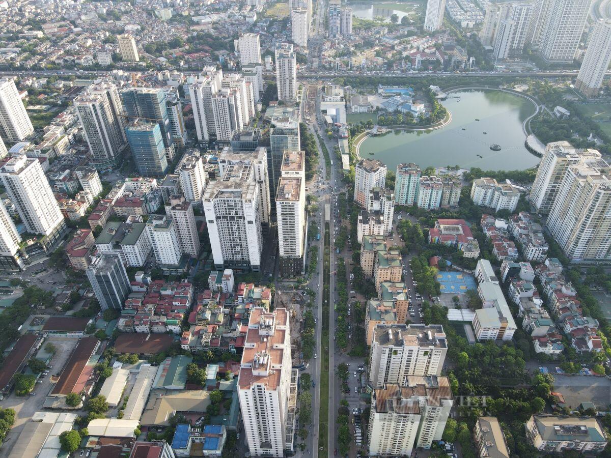 Toàn cảnh tuyến đường Lê Văn Lương dài hơn 2km bị 40 cao ốc, chung cư "bủa vây"
