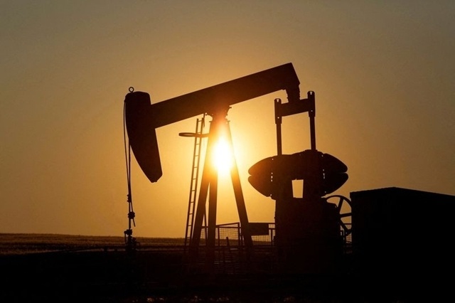 OPEC+ bất ngờ giảm sản lượng, giá dầu đi lên