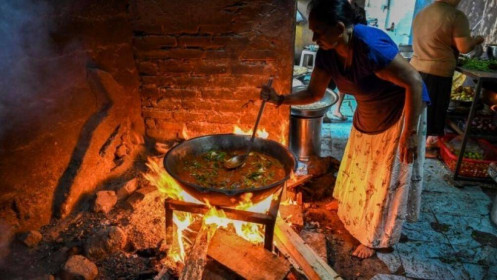 Kinh tế khó khăn, dân Sri Lanka quay về dùng bếp củi