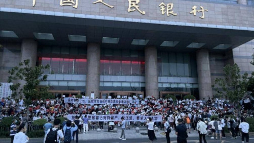 Hơn 1.000 người tập trung trước ngân hàng Trung Quốc đòi tiền