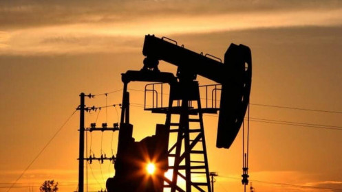 Dầu sụt hơn 7% khi đồng USD tăng vọt