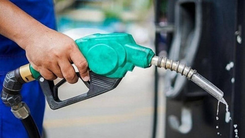 Chờ giảm thuế tiêu thụ đặc biệt và VAT với xăng dầu