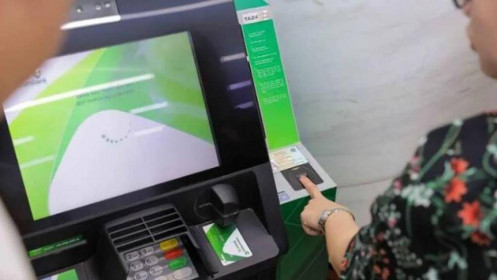 Vietcombank thí điểm cho dùng CCCD gắn chip để rút tiền tại ATM