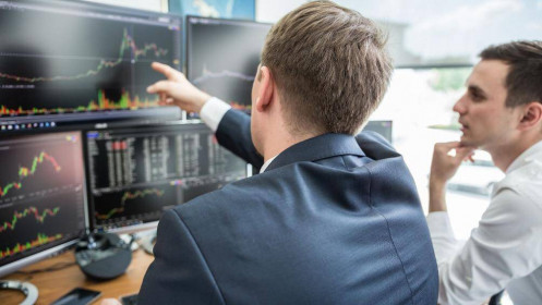 Khối ngoại mạnh tay bán HPG, mua vào KDC