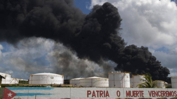 Cuba dập tắt một phần đám cháy kho dầu