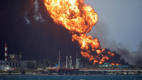 Bồn chứa nhiên liệu Cuba sụp đổ, cháy như 'vạc dầu'