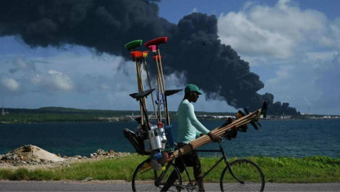 Bồn chứa dầu thứ tư ở cảng Cuba bốc cháy