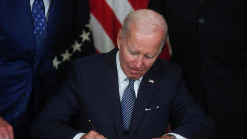 Tổng thống Biden ký đạo luật giảm lạm phát