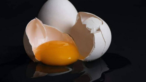 Công ty gây bão vì phạt nhân viên nuốt trứng sống