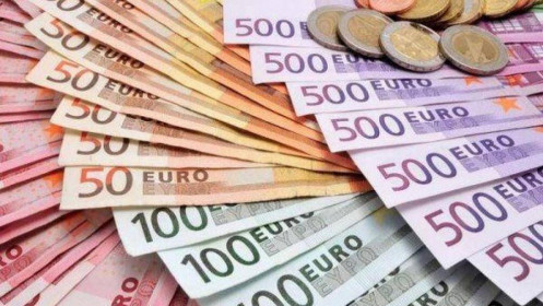 Euro xuống thấp nhất 20 năm so với USD