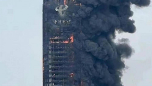 Cháy tòa nhà chọc trời Trung Quốc