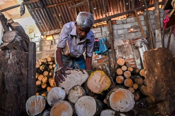Kinh tế khó khăn, dân Sri Lanka quay về dùng bếp củi