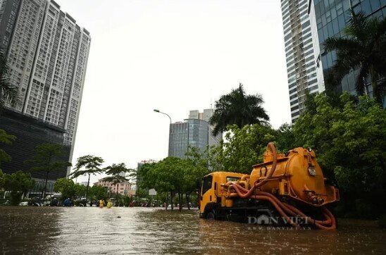 Đầu tư dự án thoát nước nghìn tỷ ở Hà Nội, mưa lớn vẫn không "thoát" ngập