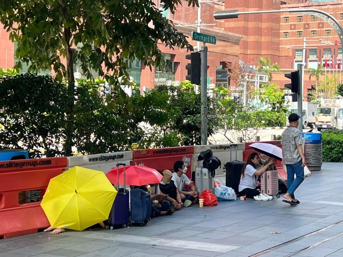 Người Việt gặp khó khi mua iPhone 14 tại Singapore