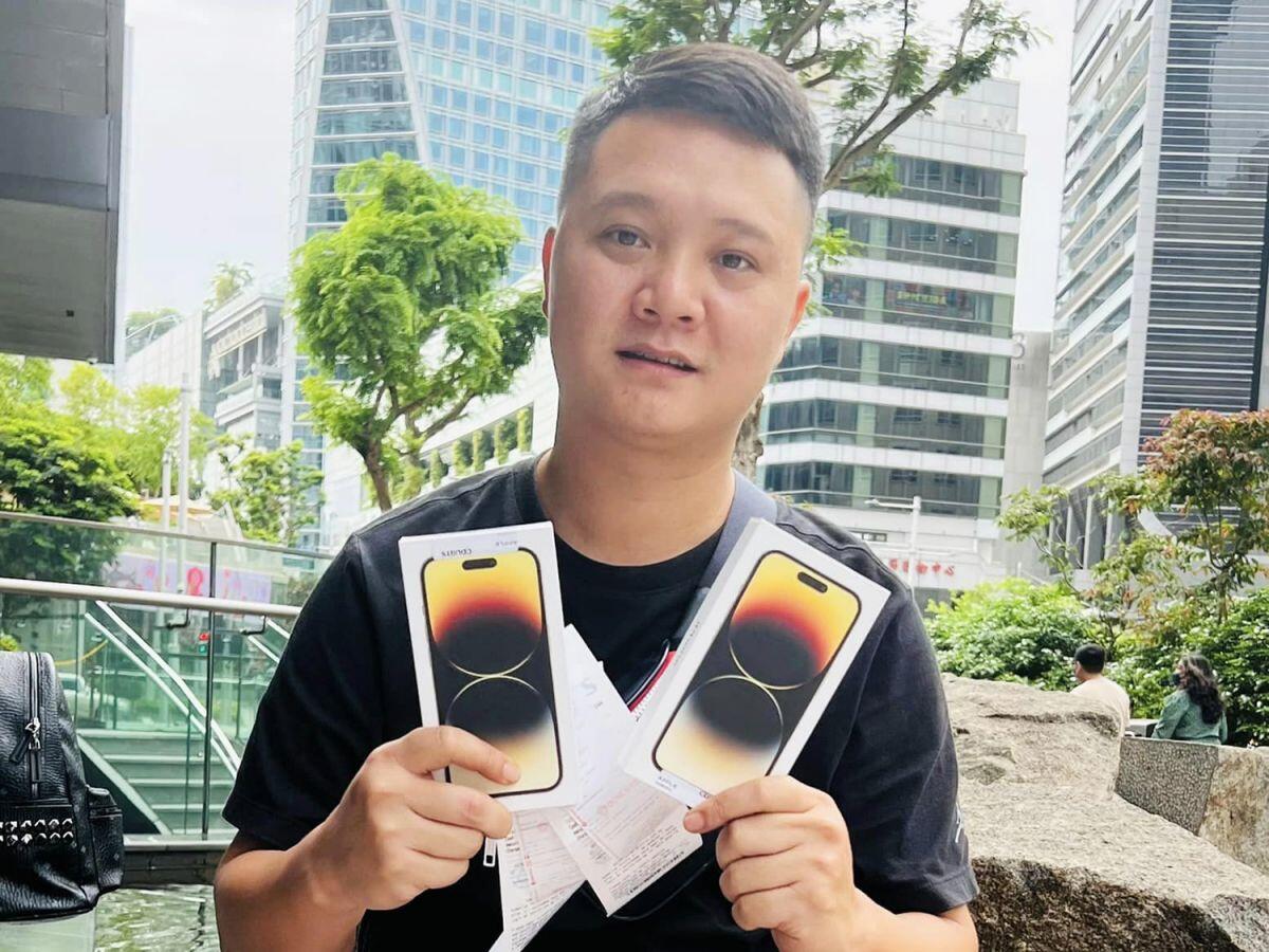 Người Việt gian nan xếp hàng mua iPhone 14