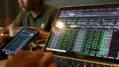 Nhà đầu tư “mất cả năm tiền lương” sau cú sụt của VN-Index