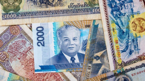 Lào: Đồng kíp mất giá hơn 37% so với USD, giá xăng tăng hơn 60%