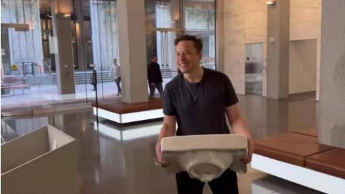 Tỉ phú Elon Musk xách... bồn rửa đến thăm văn phòng Twitter