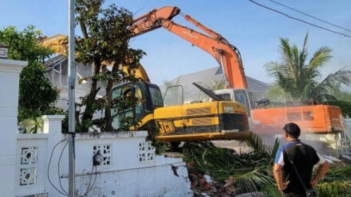 Hai biệt thự xây trái phép ở Phú Quốc bị đập bỏ