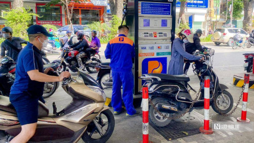 Người dân đi mua xăng tại Hà Nội đã "dễ thở" hơn
