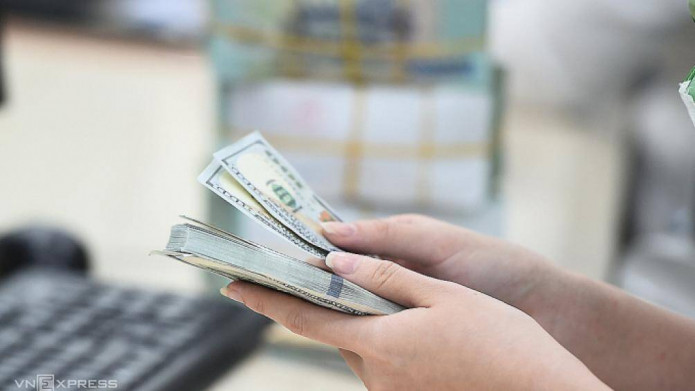 Giá USD ngân hàng về dưới 24.000 đồng