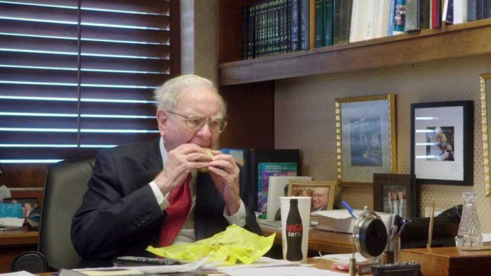 Warren Buffett chỉ ra ‘sai lầm lớn nhất’ về tiền bạc – vật cản khiến bạn không thể chạm tới sự sung túc