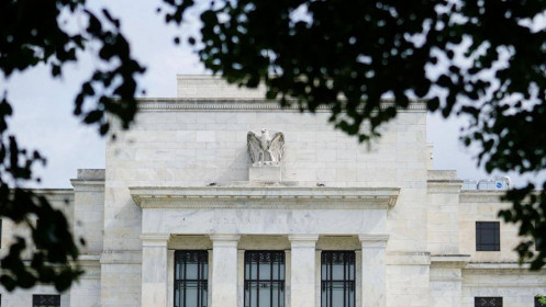 Fed hướng đến lãi suất cao hơn dù giảm tốc đà tăng
