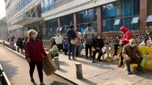 Trung Quốc hậu nới lỏng quy định phòng COVID-19: Người dân xếp hàng chờ khám sốt