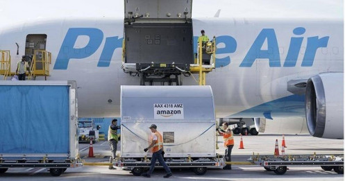 Áp lực kiếm tiền, Amazon tận dụng chỗ thừa trên máy bay chở hàng để... bán