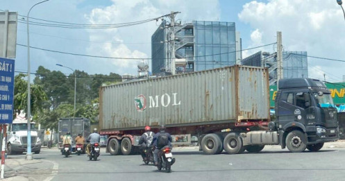 Cấm xe container vào hai đường trung tâm TP HCM