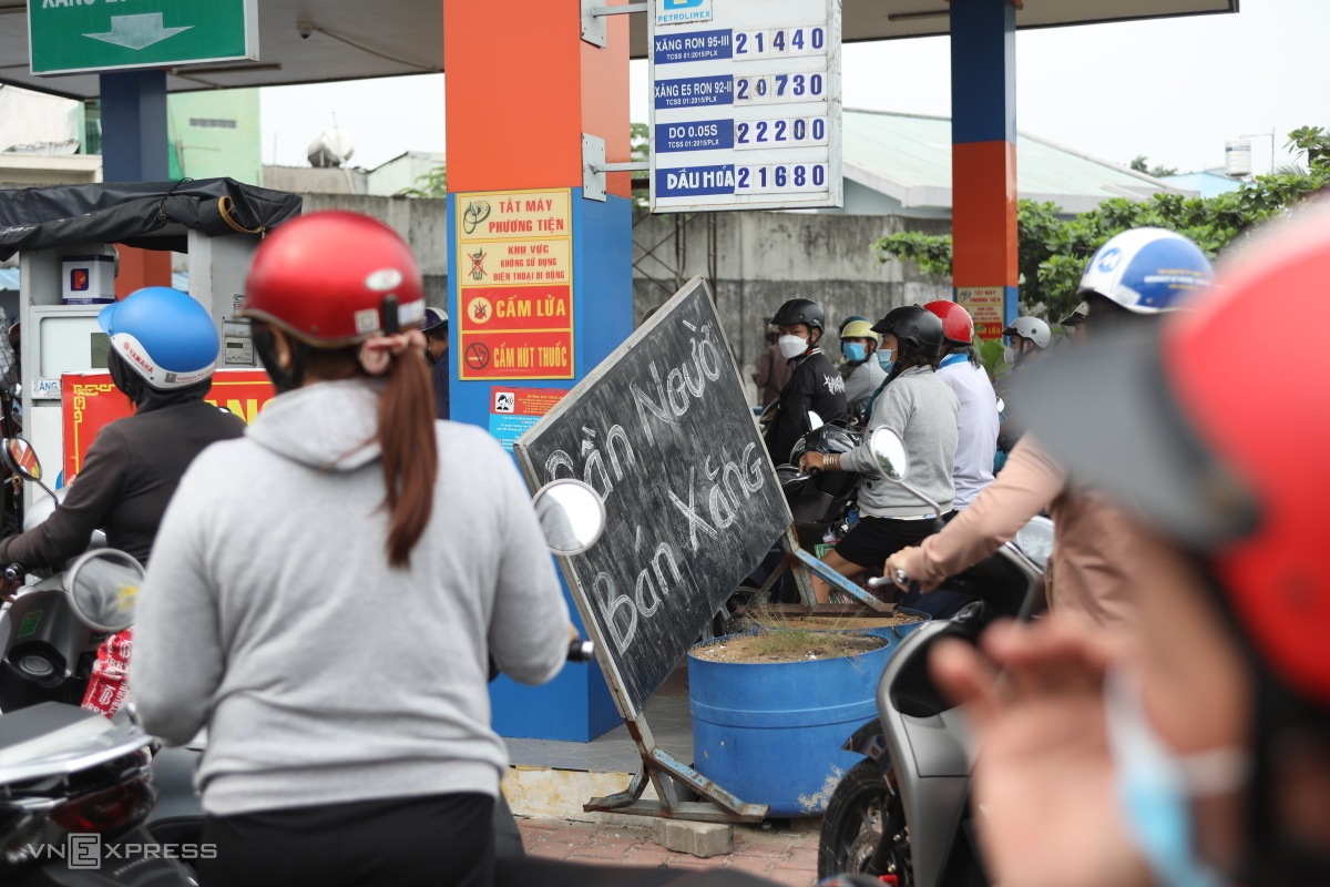 Người dân TP HCM chen chúc đổ xăng
