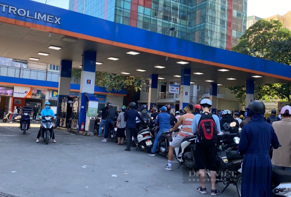 Đến lượt của hàng Petrolimex tại Hà Nội cũng "hết xăng"