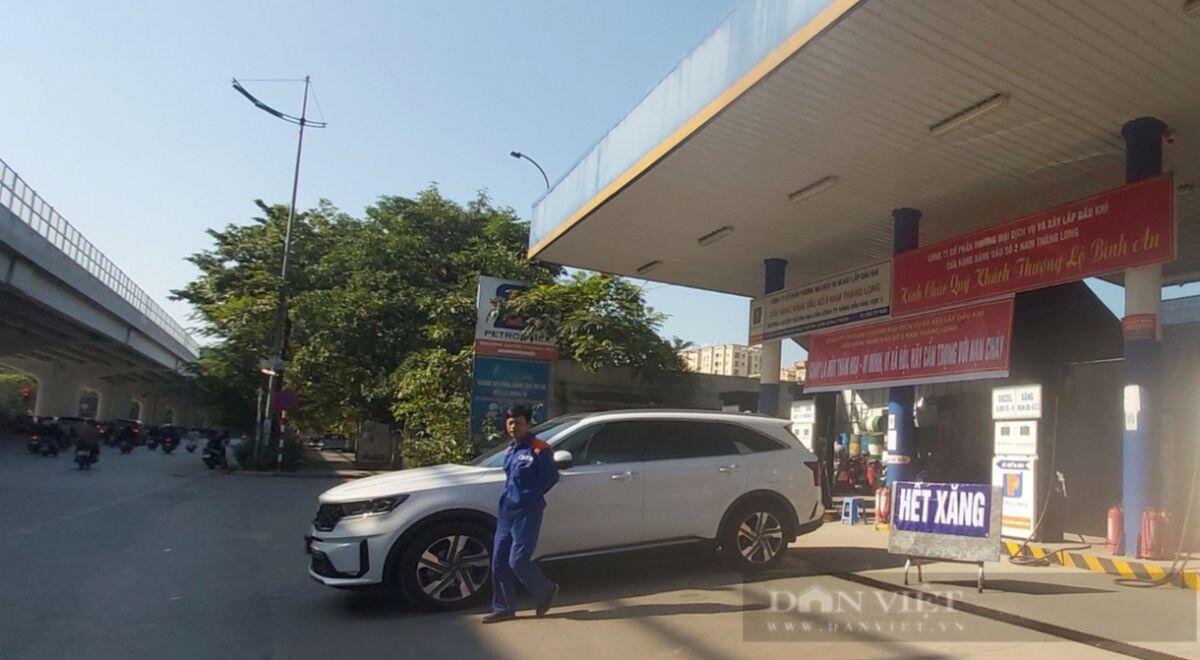 Đến lượt của hàng Petrolimex tại Hà Nội cũng "hết xăng"