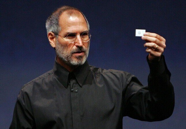 Dép cũ của CEO Apple được bán giá 200.000 USD