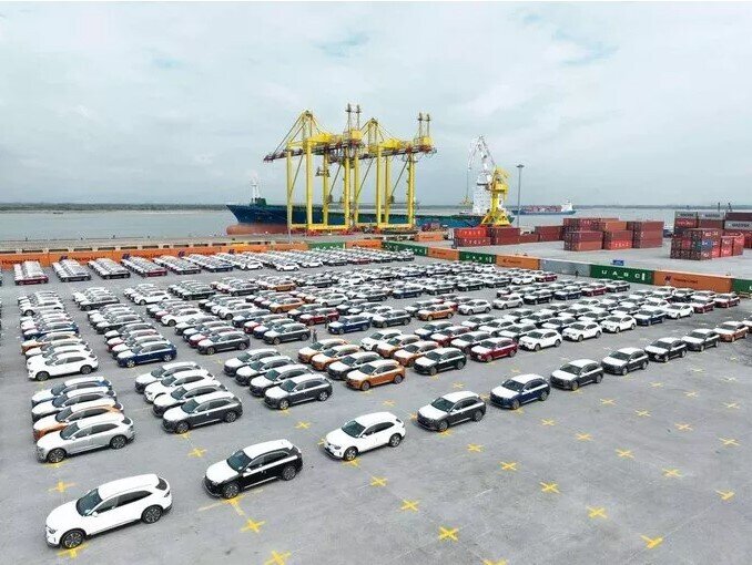 Dàn ôtô điện VinFast xếp hàng tại cảng Hải Phòng chờ lên tàu sang Mỹ