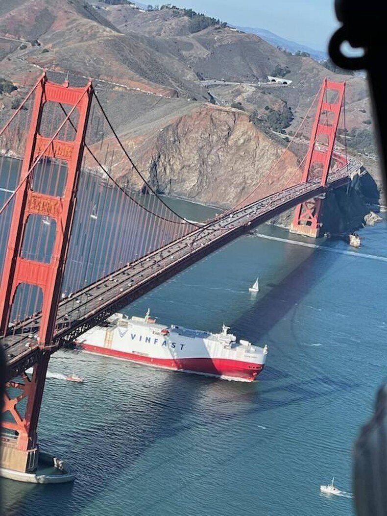 Tàu chở 999 xe VF 8 của VinFast cập bến California, Mỹ
