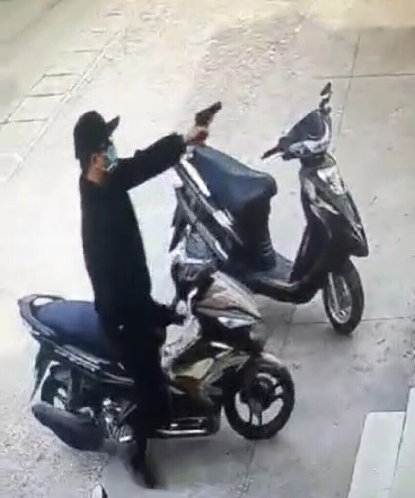 Dùng súng cướp tiền của khách trong ngân hàng ở Đồng Nai