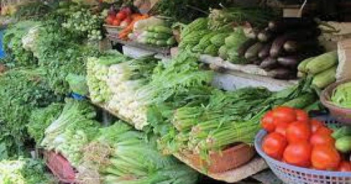Thực phẩm, rau xanh tăng giá mạnh
