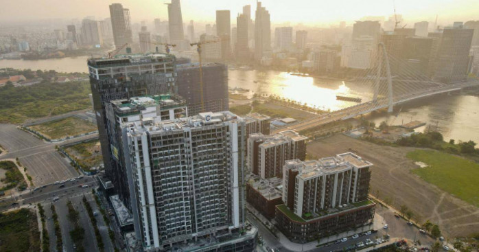 Bất động sản có gây suy thoái kinh tế? Nên cứu hay không?