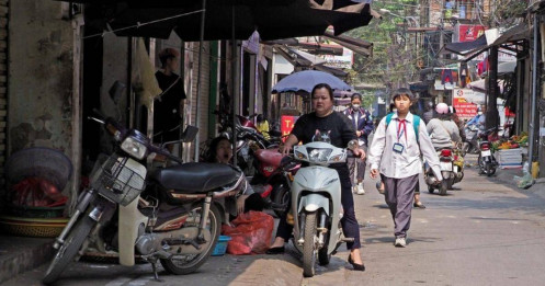 'Cuộc chiến' giành lại vỉa hè ở Hà Nội: Như chưa hề có cuộc 'ra quân'
